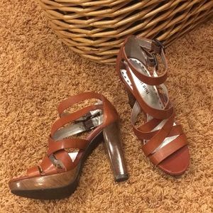 Gianni Bini chunky heel sandal hotty!